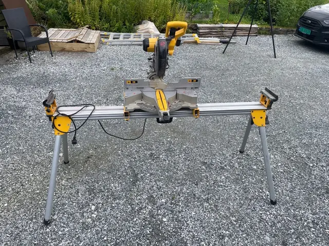 DeWalt DW717 kappsag med stativ