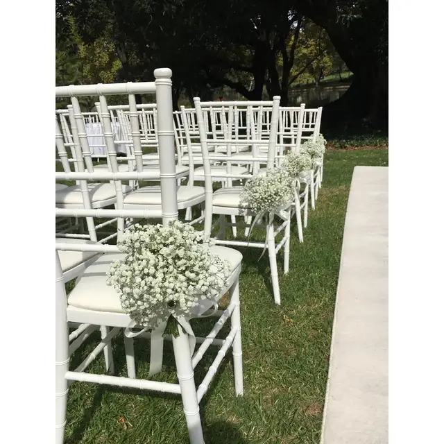 Tiffany hvite stoler med hvit pute til leie i Søndre Nordstrand
