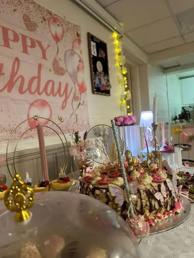 Nydelig bursdagsdekorasjon i rosa – komplett pynt til leie🎀🌸🎀