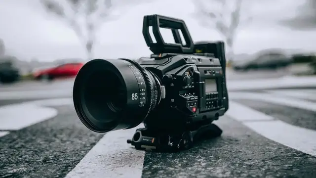 Blackmagic URSA 12K med 24, 35, 50 & 85mm Rokinon til leie i Oslo (generelt)