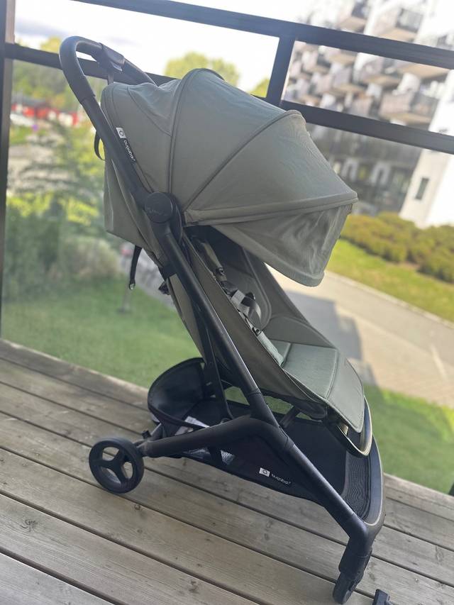 Bugaboo butterfly 2 i grønn farge med reisebag, regntrekk og myggnett